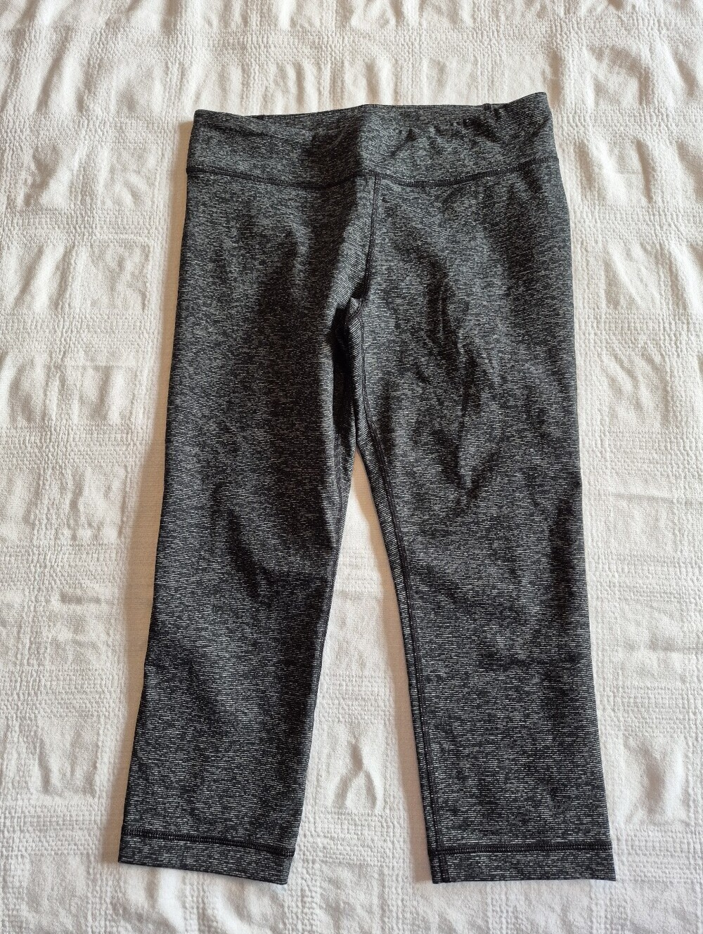 Under Armour women's Medium All season, fitted capri leggings black heather EUC